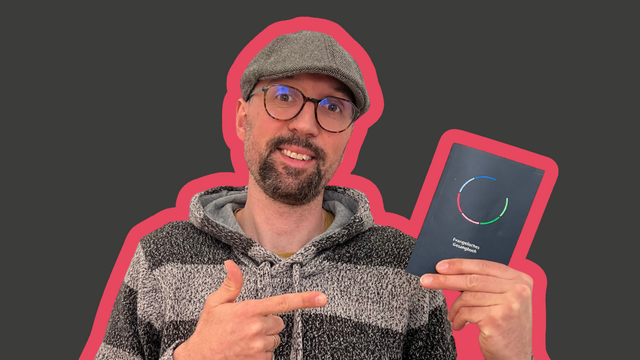 Carsten Hauptmann zeigt das neue Gesangbuch